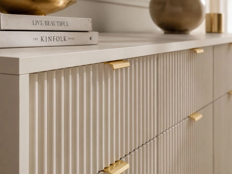 Kommode mit Türen und Schubladen Amber Kaschmir auf goldenen Beinen